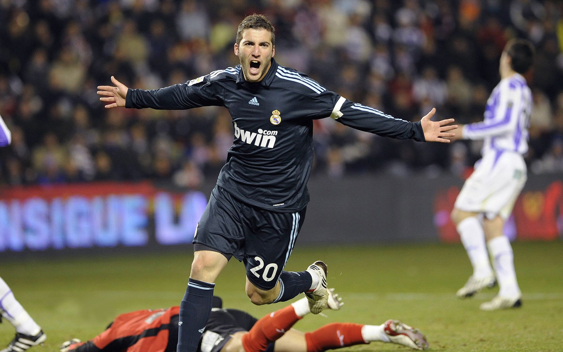 法国出局夜，铁血球迷高唱《马赛曲》，法国马赛曲视频