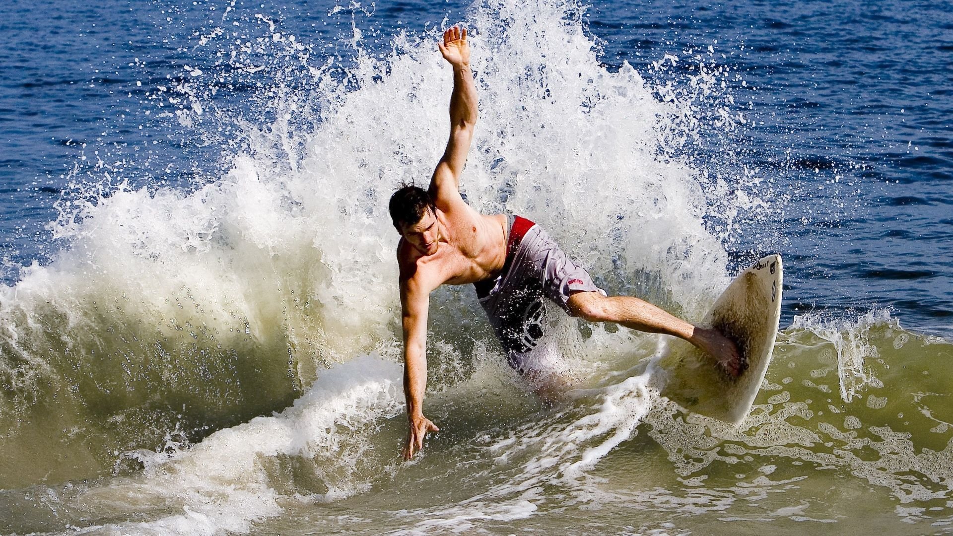 埃利亚·维维亚尼在场地自行车全能中夺金，维亚利自传